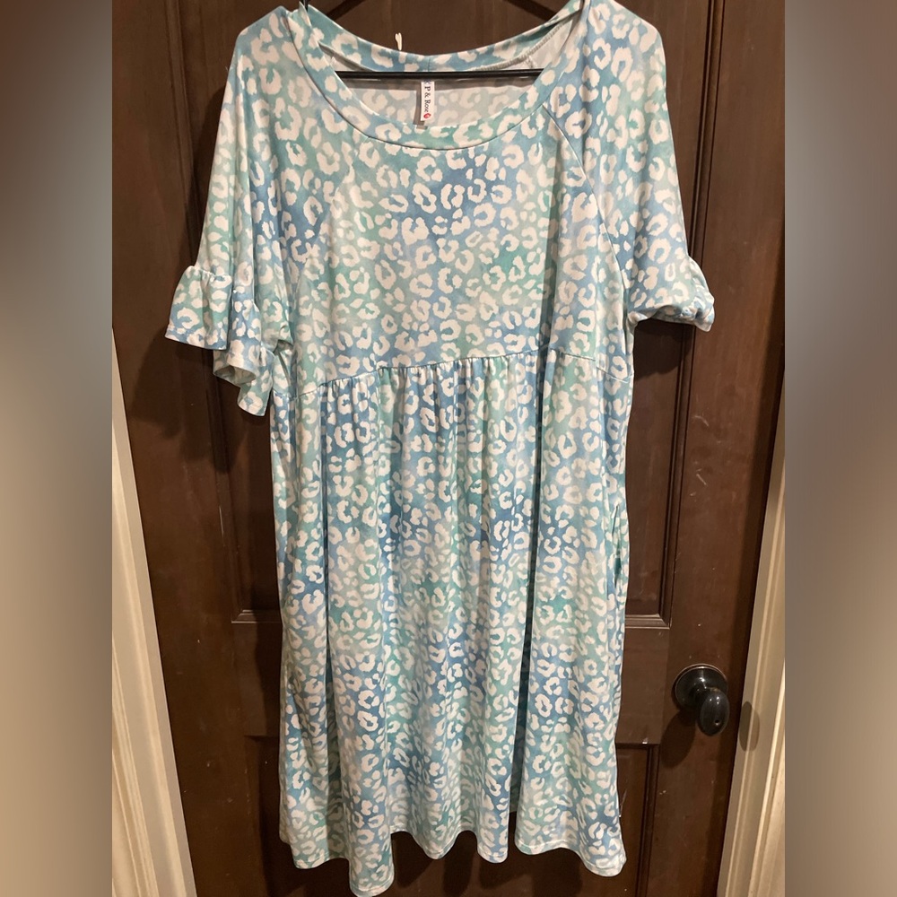 WOMEN BOUTIQUE DRESS WITH POCKETS. SMALL. TURQUOISE/WHITE. EUC. RUFFLE SLEEVES